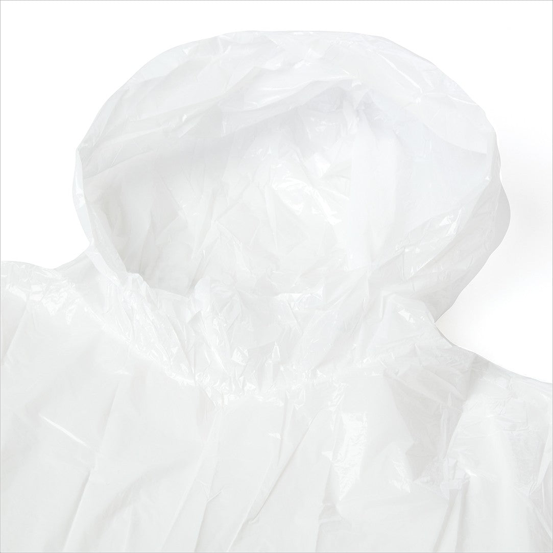 Vue rapprochée du logo Section Paloise sur le poncho transparent de pluie