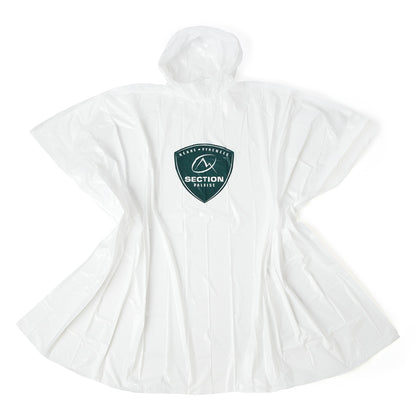 Vue rapprochée du logo Section Paloise sur le poncho transparent de pluie