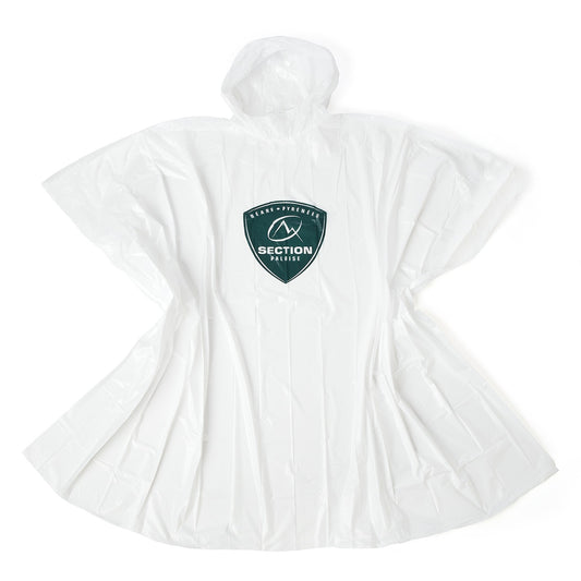 Vue rapprochée du logo Section Paloise sur le poncho transparent de pluie