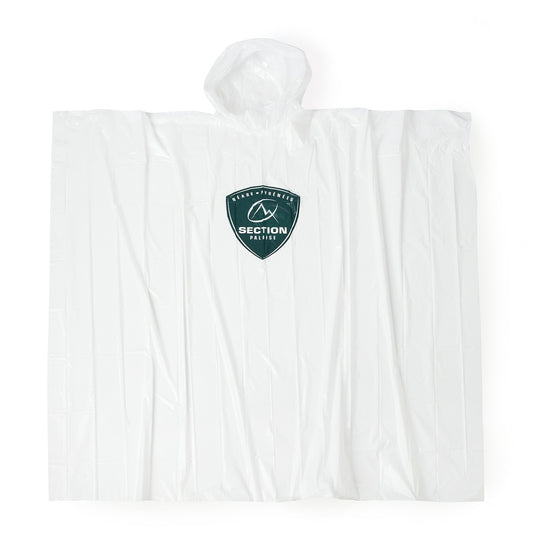 Vue rapprochée du logo Section Paloise sur le poncho transparent de pluie