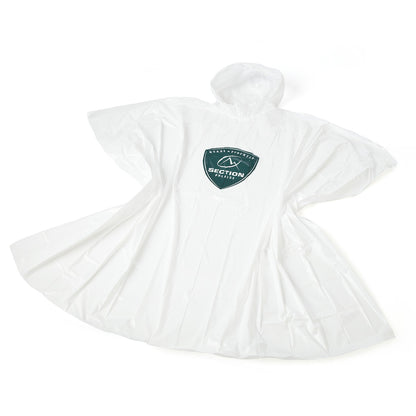 Vue rapprochée du logo Section Paloise sur le poncho transparent de pluie